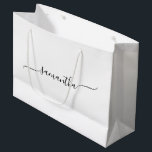 Sacola Para Presentes Grande Nome de assinatura simples com floreio<br><div class="desc">Crie seu próprio saco de presente grande personalizado ou monogramado para suas damas de honra.
Personalize a cor ou tamanho do estilo de caligrafia manuscrita com floreio moderno minimalista conforme necessário.
Altere a cor do fundo ou as cores do texto para combinar com a paleta do seu casamento.</div>