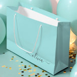 Sacola Para Presentes Grande Nome de Monograma Feminino Moderno em Letra de Cur<br><div class="desc">Saco de Presente de Monograma de Letra Simples Aqua Azul Teal. Isso torna o presente perfeito para aniversário de 16 anos,  casamento,  chá de noiva,  aniversário de casamento,  chá de bebê ou festa de despedida de solteira para alguém que ama luxo e estilos chiques.</div>