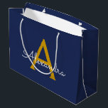 Sacola Para Presentes Grande Nome do Monograma da Rapariga do Script Moderno Do<br><div class="desc">Marinho Azul e Dourado Nome do Monograma Simples com Script,  Gift Bag. Isto faz o doce e perfeito presente de 16 anos,  casamento,  chá de panela,  aniversário,  chá de fraldas ou festa de solteira para alguém que ama luxo de glama e estilos quíticos.</div>