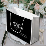 Sacola Para Presentes Grande Nome do Monograma do Script de Presente do padrinh<br><div class="desc">Padrinhos de casamento padrinhos de casamento Oferecem Monograma Clássico De Script Moderno E Nome Chic Black Large Gift Bag. Adicione esse toque especial com um saco de presente monograma, especialmente para seu presente de padrinho de casamento. Clique em personalizar este modelo para personalizá-lo com um monograma inicial, nome e data...</div>