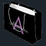 Sacola Para Presentes Grande Nome do Monograma Girly de Script Preto Roxo<br><div class="desc">Nome do Monograma Simples Preto e Roxo do Script Gift Bag. Isto faz o doce e perfeito presente de 16 anos,  casamento,  chá de panela,  aniversário,  chá de fraldas ou festa de solteira para alguém que ama luxo de glama e estilos quíticos.</div>