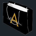 Sacola Para Presentes Grande Nome do Monograma Rapariga de Script Moderno Doura<br><div class="desc">Nome do Monograma Simples Preto e Dourado do Script Bag de Presente. Isto faz o doce e perfeito presente de 16 anos,  casamento,  chá de panela,  aniversário,  chá de fraldas ou festa de solteira para alguém que ama luxo de glama e estilos quíticos.</div>