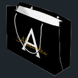 Sacola Para Presentes Grande Nome do Monograma Rapariga de Script Moderno Doura<br><div class="desc">Nome do Monograma Simples Preto e Dourado do Script Bag de Presente. Isto faz o doce e perfeito presente de 16 anos,  casamento,  chá de panela,  aniversário,  chá de fraldas ou festa de solteira para alguém que ama luxo de glama e estilos quíticos.</div>