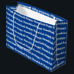 Sacola Para Presentes Grande Padrão de tipografia moderna azul de Hanukkah feli<br><div class="desc">Feliz padrão de tipografia moderna azul e branca Hanukkah,  grande presente. Padrão de texto branco sobre fundo azul.</div>