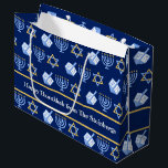 Sacola Para Presentes Grande Padrão Personalizado de Chanucá Azul Menorah Dreid<br><div class="desc">Linda bolsa de presentes personalizada do Chanucá,  em azul bonito,  com um padrão legal de estrela judaica,  sonho para jogos divertidos de Chanukah,  e a menorah judia para o feriado. Sacos de presentes personalizados para Hanukah.</div>