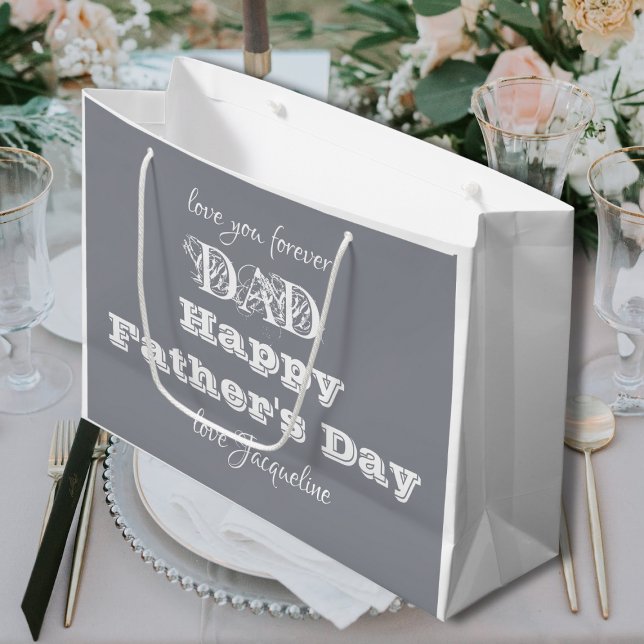 Sacola Para Presentes Grande Pai de Dia de os pais Feliz - Nome Personalizado C (Happy Fathers Day Dad. Custom Name Large  White & Gray Gift Bag. Elegance for a much loved father.)