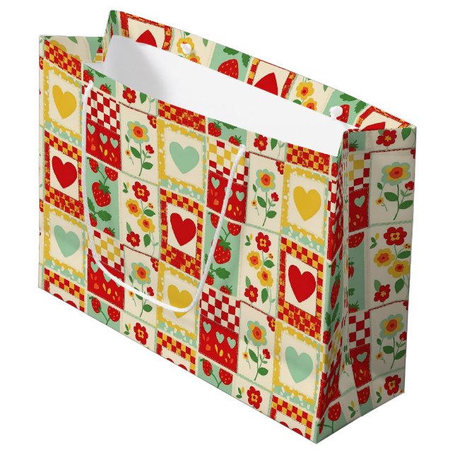 Sacola Para Presentes Grande Piquenique de Patchwork de Morango (Frente inclinada)