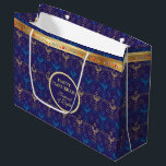 Sacola Para Presentes Grande Primeira Vela do Festival das Luzes de Hanukkah<br><div class="desc">Primeira Vela de Hanukkah. Feliz Festival de Chanucá de Festas de Luzes Gift Bag Belty Cartão de Férias Judaico. Lindo fundo de Chanukah, Feriado Judaico, com símbolos decorativos tradicionais de Chanukah - sonhos de madeira (rodando), rosquinhas, hanukkiah menorah, velas, estrela de David e luzes brilhantes - padrão azul de marinho...</div>