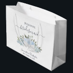 Sacola Para Presentes Grande Rustic Dusty Blue Boho Casamento Floral Bridesmaid<br><div class="desc">Esta bela bolsa de presente foi projetada para as damas de honra no seu casamento. Apresenta um belo design bóho com um aglomerado de rosas de aquarela pintados à mão e flores em tons de azul empoeirado e verde-sábio. Há espaço para o nome dela, os nomes do casal e a...</div>