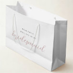 Sacola Para Presentes Grande Saco de Presente de Dama de Honra com Caligrafia R<br><div class="desc">Saco de presente personalizado "Você Será Minha Dama de Honra" para presentes de proposta de dama de honra com um design simples e elegante de caligrafia cor-de-rosa.</div>