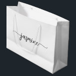 Sacola Para Presentes Grande Script de Caligrafia Minimalista Feminina com Mono<br><div class="desc">Saco de presente personalizado com assinatura de nome monograma feminino minimalista branco moderno e limpo e elegante. Este design apresenta seu primeiro nome em uma bonita tipografia de assinatura de letra manuscrita com cauda swash (ou caligrafia) em preto sobre fundo branco. Estes são fáceis de personalizar. Esta bolsa de presente...</div>