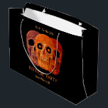 Sacola Para Presentes Grande Skull Funny Orange Gothic Birthday RIP para seus 2<br><div class="desc">Esta bolsa apresenta um engraçadinho estilo gótico preto-alaranjado estilo pop de arte Halloween Festa de aniversário RIP até seus 20 anos design de cabeça do crânio. Divertido,  aniversário de 30 anos assustador. Três crânios design com olhos paternais. Tendência,  única,  assustadora,  moderna. Imagem copyright Marg Seregelyi Fotografia.</div>
