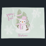 Sacola Para Presentes Grande Snowman Christmas<br><div class="desc">O Natal de Snowman Comemora o aniversário de inverno do seu filho com este bonitinho e bonitão a vestir um chapéu e lenço cor-de-rosa pastel. Este tema é ideal para o seu pequeno aniversário de inverno ou para a festa de Natal da criança. O design é completamente personalizável. Veja o...</div>