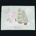 Sacola Para Presentes Grande Snowman Christmas<br><div class="desc">O Natal de Snowman de 1rua de Natal do bebê Celebra o aniversário de inverno do seu filho com este bonitinho e bonitão a vestir um chapéu e lenço cor-de-rosa pastel. Este tema é ideal para o seu pequeno aniversário de inverno ou para a festa de Natal da criança. O...</div>