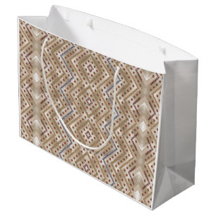 Sacola Para Presentes Grande Um tapete marrom exibindo um design simétrico dest