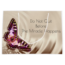 Sacola Para Presentes Grande Uma borboleta cor-de-rosa sobre um fundo de natas