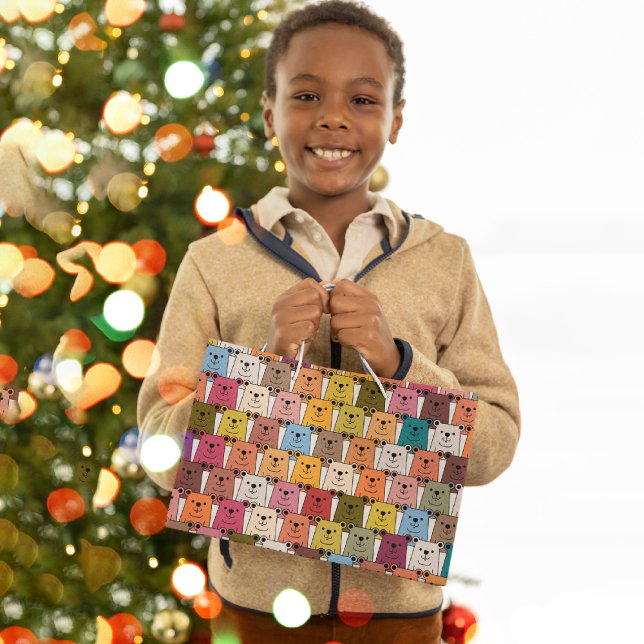 Sacola Para Presentes Grande Urso de Teddy (smiling kid holding a gift bag in front of a christmas tree)