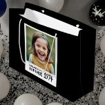 Sacola Para Presentes Grande Vintage Milestone Aniversário Foto Keepsasak<br><div class="desc">Celebrar um marco especial com a Vintage Milestone Birthday Photo Keepsasaau Large Gift Bag. Com um encantador design, este saco de presentes espaçoso pode ser personalizado com uma foto favorita e detalhes de aniversário, acrescentando um toque pessoal à sua celebração. Feito de material durável de alta qualidade, é perfeito para...</div>