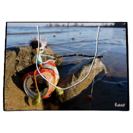 Sacola Para Presentes Grande Vissende Fubby op een blikje aan de waterkant.