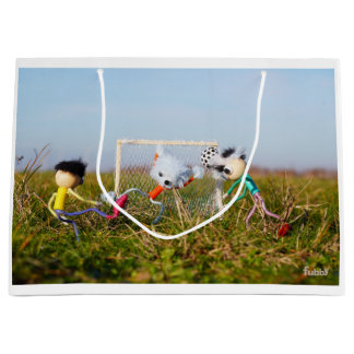 Sacola Para Presentes Grande Voetbal wedstrijd van de Fubby's in actie.