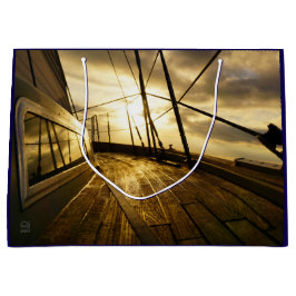 Sacola Para Presentes Grande Zeiljacht bij ochtendzon met wolken lucht.