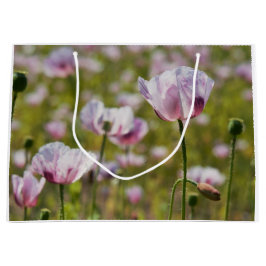 Sacola Para Presentes Grande Zomers veld met  lila bloemen in bloei.