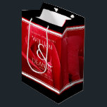 Sacola Para Presentes Média 15 26º aniversário de casamento do Rosa Elegante<br><div class="desc">Celebre o 15, 26º ou 36º aniversário de casamento em estilo com esta bolsa comemorativa de presente! As inscrições elegantes em serifa branca sobre um fundo de rosa vermelha romântico editadas por bares brancos e pretos acrescentam um toque memorável para esta ocasião especial e marco (extraordinário). Personalize com os nomes...</div>