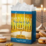 Sacola Para Presentes Média Amarelo Dourado Hanukkah Menorah Paz Amor Negrito<br><div class="desc">"Paz, amor e luz." Uma ilustração de perto de uma menorah brilhante, colorida, amarela e dourada artística ajuda-o a comandar o feriado de Chanucá no estilo. Sinta o calor e a alegria da temporada de festas sempre que você usa este saco-presente personalizado de médio porte fofo e divertido. Cartões de...</div>