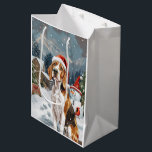 Sacola Para Presentes Média American English Foxhound Dog Winter Christmas Joy<br><div class="desc">seu design festivo captura o espírito alegre da época de férias, apresentando um adorável filhote vestindo um chapéu de Papai Noel. O gato está aninhado numa terra maravilhosa de inverno, completo com um boneco de neve, uma árvore de Natal decorada, e presentes lindamente envoltos. Os flocos de neve caem suavemente,...</div>