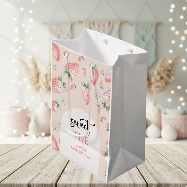 Sacola Para Presentes Média Aniversário de criança de morango doce (Criador carregado)