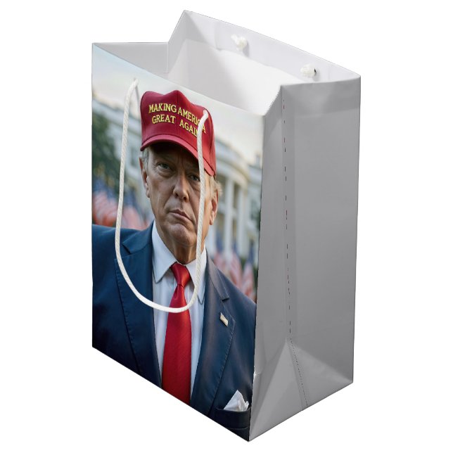 Sacola Para Presentes Média Aniversário Trump Com Red MAGA Hat (Frente inclinada)