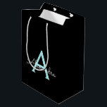 Sacola Para Presentes Média Aqua Teal Blue Script Girly Monographic Name<br><div class="desc">Black and Aqua Blue Teal Simple Script Name Gift Bag. Isto faz o doce e perfeito presente de 16 anos,  casamento,  chá de panela,  aniversário,  chá de fraldas ou festa de solteira para alguém que ama luxo de glama e estilos quíticos.</div>