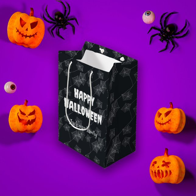 Sacola Para Presentes Média Aranha-do-Halloween em preto, personalizada (Cute Halloween spiderweb on black, custom Medium Gift Bag
)
