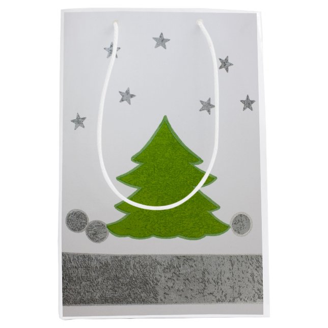 Sacola Para Presentes Média Árvore de Natal Verde sobre neve e estrelas (Frente)