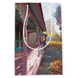 Sacola Para Presentes Média Autumn Light on Cottage Row - Martha's Vineyard