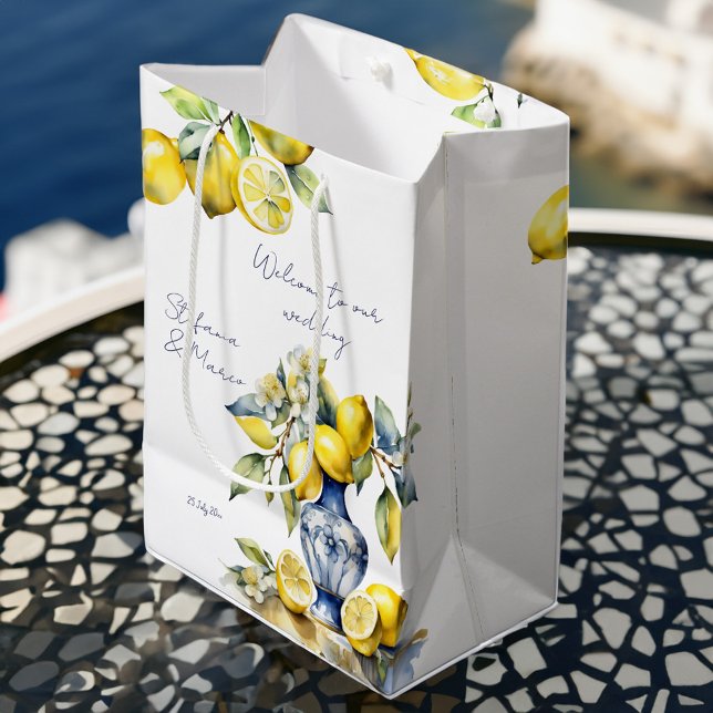 Sacola Para Presentes Média Azulejos azuis italianos limões boas-vindas (Amalfi Italian blue tiles lemons wedding welcome favor Bag blue ceramic vase with lemons favor bag)