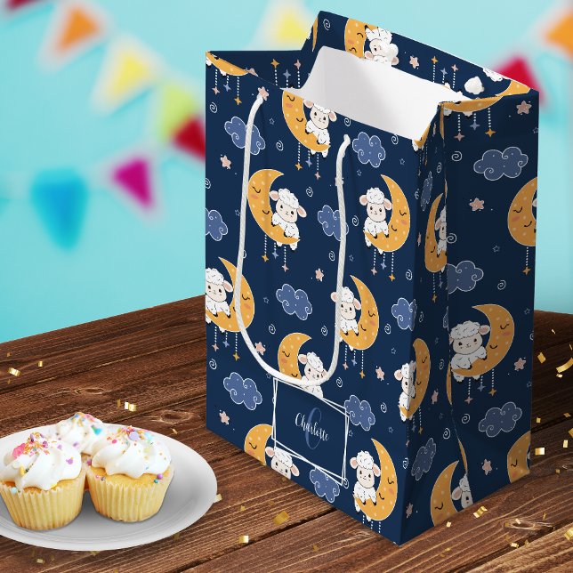Sacola Para Presentes Média Baby Lamb on Moon Patterno com Nome (Criador carregado)