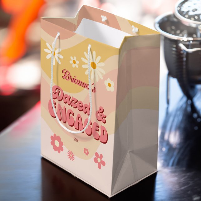 Sacola Para Presentes Média Bachelorette retro-margarida azuis e engajada (Dazed and engaged groovy retro daisy bachelorette party favors personalized gift bag welcome bag)