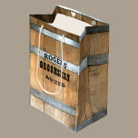 Sacola Para Presentes Média Barril Whiskey do Padrinho de casamento Personaliz<br><div class="desc">Obrigado seus padrinhos de casamento com este cartucho de uísque rústico com design de tipografia ousada ocidental. Personalize esta design com seu nome de padrinho de casamento e data do casamento. Faz uma bolsa de presente de excelente.</div>