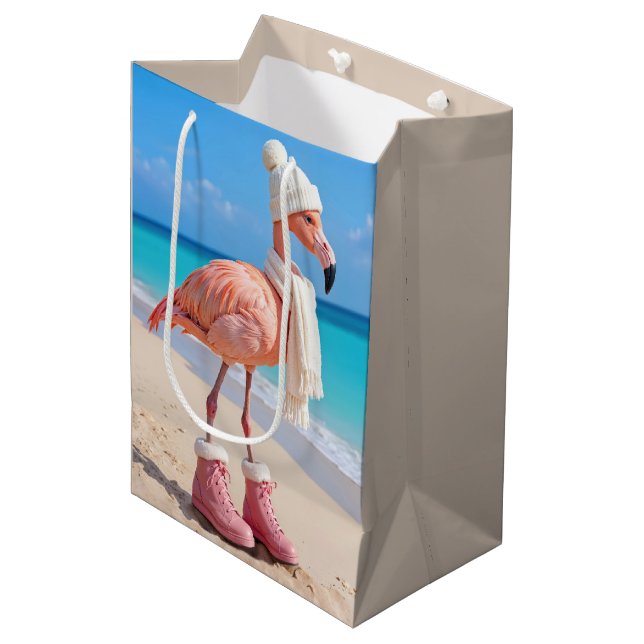 Sacola Para Presentes Média Birthday Flamingo Wearing Winter Scarf and Hat (Frente inclinada)