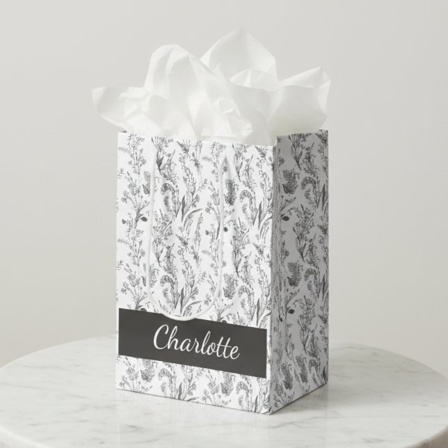 Sacola Para Presentes Média Black White Toile Floral Custom Name (black and white toile floral custom name gift bag with elegant chic pattern)