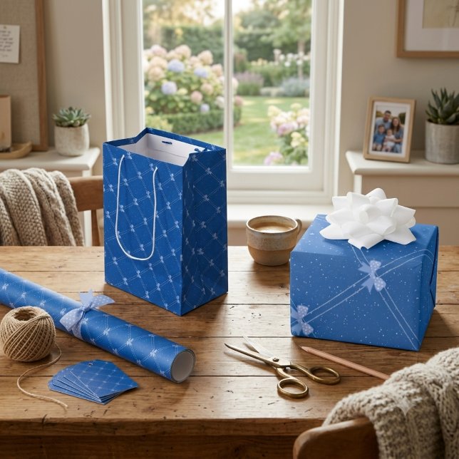 Sacola Para Presentes Média Blue Gift, White Polka Dots & Blue Bow Pattern (Criador carregado)