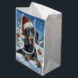 Sacola Para Presentes Média Bluetick Coonhound Winter Wonderland Christmas<br><div class="desc">Este design festivo captura o espírito alegre da época de férias, apresentando um adorável filhote vestindo um chapéu de Papai Noel. O cachorro está aninhado numa terra maravilhosa de inverno, completo com um boneco de neve, uma árvore de Natal decorada, e presentes lindamente envoltos. Os flocos de neve caem suavemente,...</div>