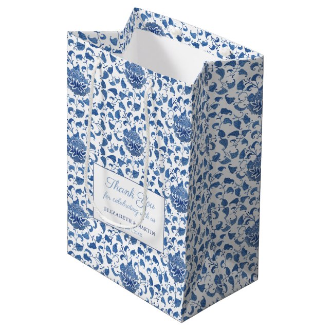 Sacola Para Presentes Média Boas-vindas ao Casamento de Chinoiserie Blue e Whi (Frente inclinada)