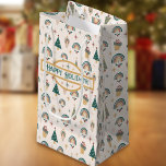 Sacola Para Presentes Média Boho Christmas Rainbow Gift Bag<br><div class="desc">Esta bolsa de presente do Boho Natal Rainbow vai te deixar embrulhada e pronta antes que os Papais noeis digam "Boho-ho"! É encantador arco-íris, árvores, presentes e enfeites design trarão um sorriso tão grande para o rosto do receptor quanto o próprio dom! A mensagem de Feriado também é personalizável, para...</div>
