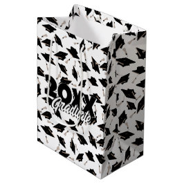 Sacola Para Presentes Média Bonés de formatura pretos tocados no ar em branco