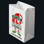 Sacola Para Presentes Média Bonito Natal "Elf Wating" Feriado Bag de presente<br><div class="desc">Torne o seu embrulho fácil este ano com um saco de presentes de férias "Elf Watching" bonito e colorido. Escolha entre vários tamanhos diferentes e certifique-se de personalizar a parte traseira.</div>