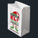 Sacola Para Presentes Média Bonito Natal "Elf Wating" Feriado Bag de presente<br><div class="desc">Torne o seu embrulho fácil este ano com um saco de presentes de férias "Elf Watching" bonito e colorido. Escolha entre vários tamanhos diferentes e certifique-se de personalizar a parte traseira.</div>