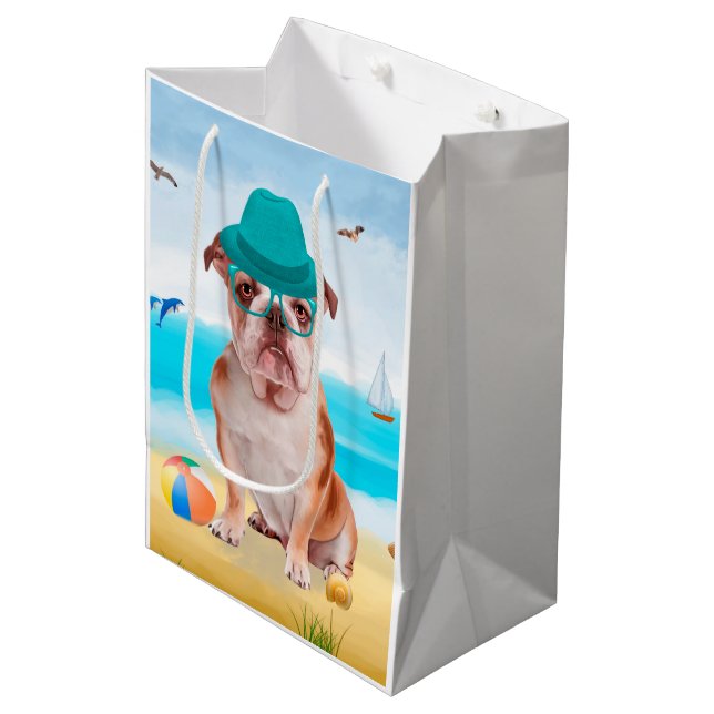 Sacola Para Presentes Média Bulldog Inglês na Praia (Frente inclinada)