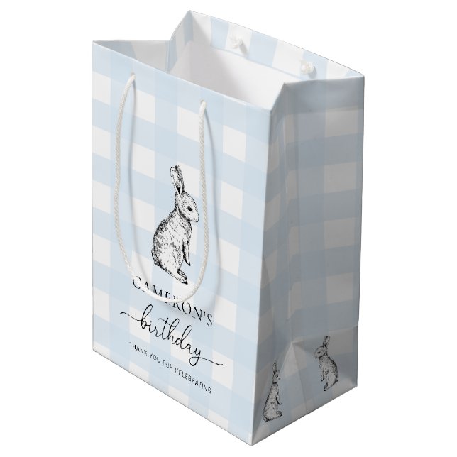 Sacola Para Presentes Média Bunny Rabbit Blue Gingham Favor Bag (Verso inclinado)